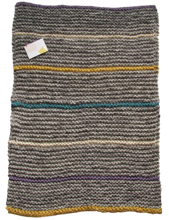 Handgestrickte Babydecke in Grau mit bunten Streifen