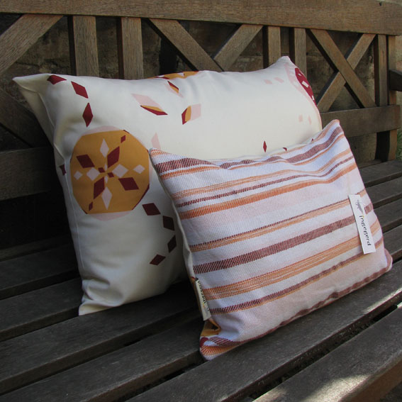 Handgewebtes Kissen mit Zirbespäne