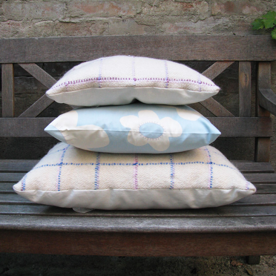 Handwebkissen aus eigener Werkstatt